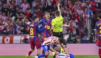 Proč VAR zrušil červenou pro Barcelonu? Španělé zveřejnili diskuzi rozhodčích