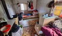Měly hlad a myly se v potoce. V lesní chatce na jihu Čech našli tři malé děti