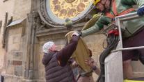 Polovina soch Pražského orloje zmizela. Ošetřují je restaurátoři, vrátí se na podzim