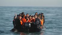 V Lamanšském průlivu se převrátil člun s migranty. Nejméně 27 uprchlíků zemřelo