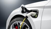 Pozor na hybridy! Automobilky svolávají desetitisíce aut, riziko se týká i škodovek