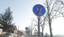 Řidičům v Blansku motají hlavu značky. Na krátkém úseku šestkrát mění rychlost