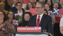 Rezignujte, vyzvala Starmera jeho vlastní strana. Britský premiér odejít nechce