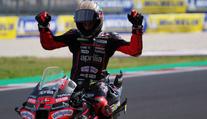 Marc Márquez byl blízko další výhře ve sprintu, nakonec spadl. Vyhrál Bezzecchi