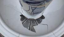 Vandal hodil dělobuch do porcelánové kašny, zničil unikátní dílo