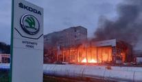 Rusové zaútočili na autosalon Škodovky. Explozi nepřežil jeden člověk