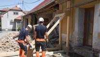 Z rekonstrukce skoro demolice. Dělníci domu podkopali základy