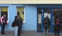 Úřad práce vyhazuje lidi na ulici! Mrznou venku, do čekáren nesmí
