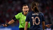 Revoluce v mužském fotbale! Zápas o mistrovství světa odřídí pouze ženy