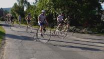 Skupina velocipedistů vyjela po trase závodu z roku 1893, skončí v Berlíně