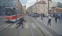 Nehod kvůli nepozornosti přibývá. Častým spoluviníkem jsou sluchátka