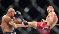 Blachowicz vyhrál se zničeným nártem, Souzu porazil na body