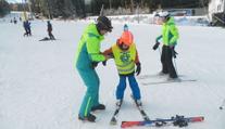 Děti s handicapem lyžovaly v Krušných horách. Kurz podpořil jejich sebevědomí