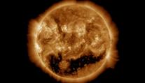 Zemi může zasáhnout geomagnetická bouře. Na Slunci se objevila obří díra