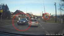 VIDEO: Signalizace řidiče nezastavila, předjel tři auta a profrčel přes přejezd