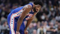 Ošklivý zákrok na Embiida. Hvězdě Philadelphie přisedli koleno