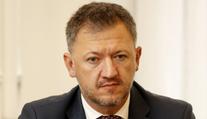 Ministerský náměstek měl utéct oknem na záchodě. Je to lež, brání se