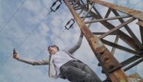 Dívky šplhaly na elektrický stožár. Tragédii zabránil kolemjdoucí