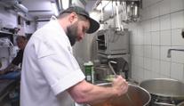 Menu pro děti do 50 Kč. Vítěz soutěže MasterChef ukázal vedoucím jídelen, jak na to
