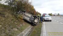 Nehoda na dálnici D5. Řidička nezvládla řízení a skončila v příkopu