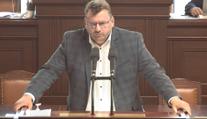 Volný opět blokoval jednání Sněmovny. Zpacifikovala ho policie