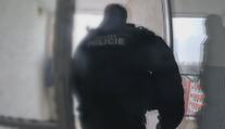 Chtěl skočit z 13. patra, policie ho zachránila jen díky pohotovému svědkovi