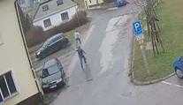 Žena pronásledovala zloděje, který kradl. Nakonec získala jeho lup