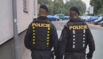 Muž vykradl kasičku se sbírkou pod vánočním stromem. Policie ho dopadla