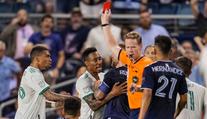 Divočina v MLS: Rozhodčí v nastavení nestačil tahat karty