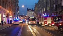 Do světlíku hotelu v Praze se zřítil muž. Přišel zřejmě krást