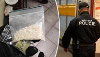 Muž kopal do sanitky a sprostě nadával, strážníci u něj našli drogy