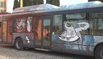 Na oknech autobusů MHD v Jihlavě už nebude reklama. Cestujícím to vadilo