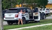 Drsná pomsta. Rozzuřená žena rozmlátila luxusní SUV kladivem