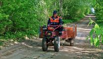 Seniora na traktůrku odmrštilo auto do příkopu, na místě zemřel