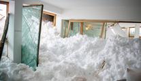 Český snowboardista způsobil v Rakousku lavinu. Zasypala hotel