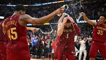 Jedna rána vládne všem. V NBA rozhodla střela z půlky hřiště