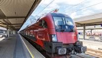 Railjet byl kompletně přeplněný. Cestující museli vystoupit z vlaku ven a jet jinak