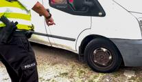 Dodávka v šíleném stavu policisty zaskočila. Šofér za zákaz řízení ještě poděkoval