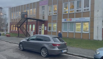 Učitelce nevyšel chemický pokus. Ona a dvě děti jsou popálené, jedno velmi vážně