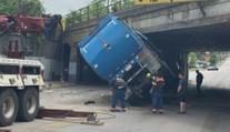 Popelářské auto narazilo vysokou rychlostí do mostu. Vše zachytily kamery
