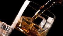 Co dělá alkohol s ženskou pletí? Nepít je lepší než kosmetika, říká psychiatr
