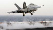 Americká F-18 se zřítila na britském venkově, pilot zahynul
