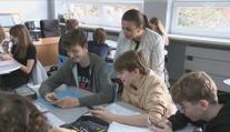 Vláda chce zákaz mobilů na základkách. Ať si to školy určí samy, tvrdí opozice