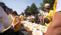 Na náměstí v Malmedy připravili obří míchaná vajíčka. Pochutnaly si tisíce lidí