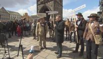Vejconoši putovali 50 kilometrů na Karlův most. Připomněli si 600 let starou legendu