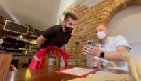 Útoky hostů i pokusy o podvod. Jak opatření zasáhla restaurace či holičství