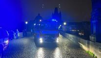 Muž spadl z Karlova mostu do Vltavy, zachránili ho hasiči na člunu