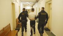 Napadení policisty, porušení zákazu řízení i krádeže. Muži hrozí 10leté vězení