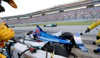 Děsivá nehoda na IndyCar: Závodník v boxech smetl mechanika