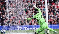 Nové posily United selhaly. Onana dostal gól z půlky, Mount minul prázdnou bránu